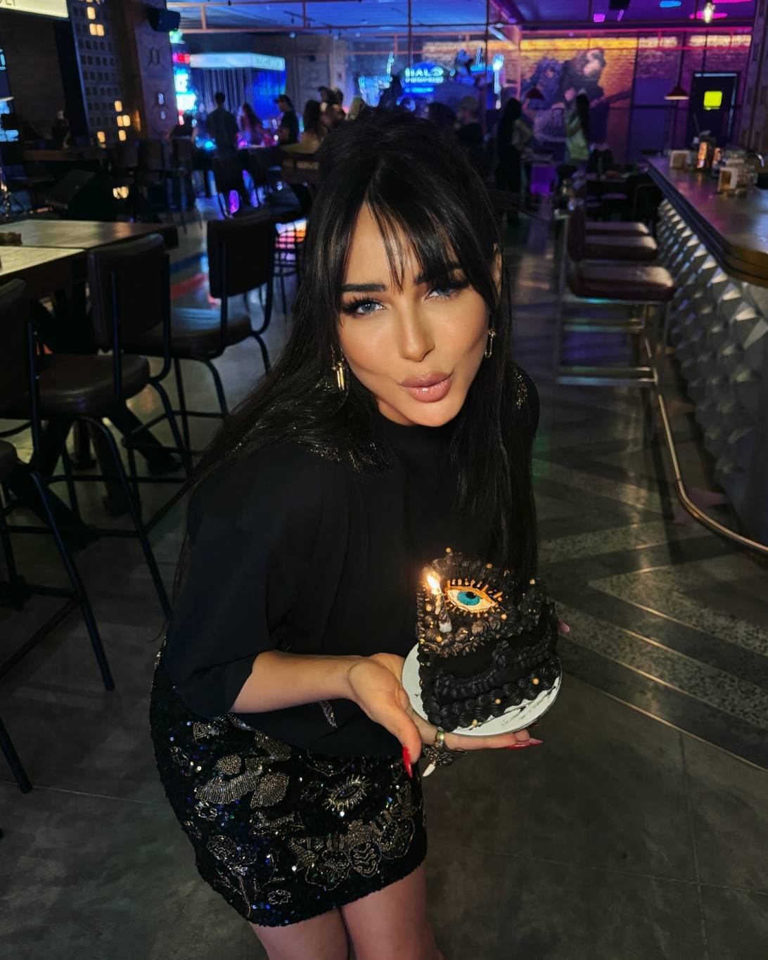 ساندي تثير الجدل بطريقة احتفالها بيوم ميلادها (صور)