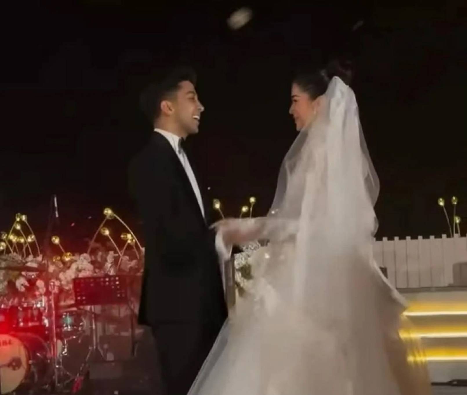 هشام جمال يغنّي لليلى في حفل زفافها هشام جمال يغنّي لليلى في حفل زفافها