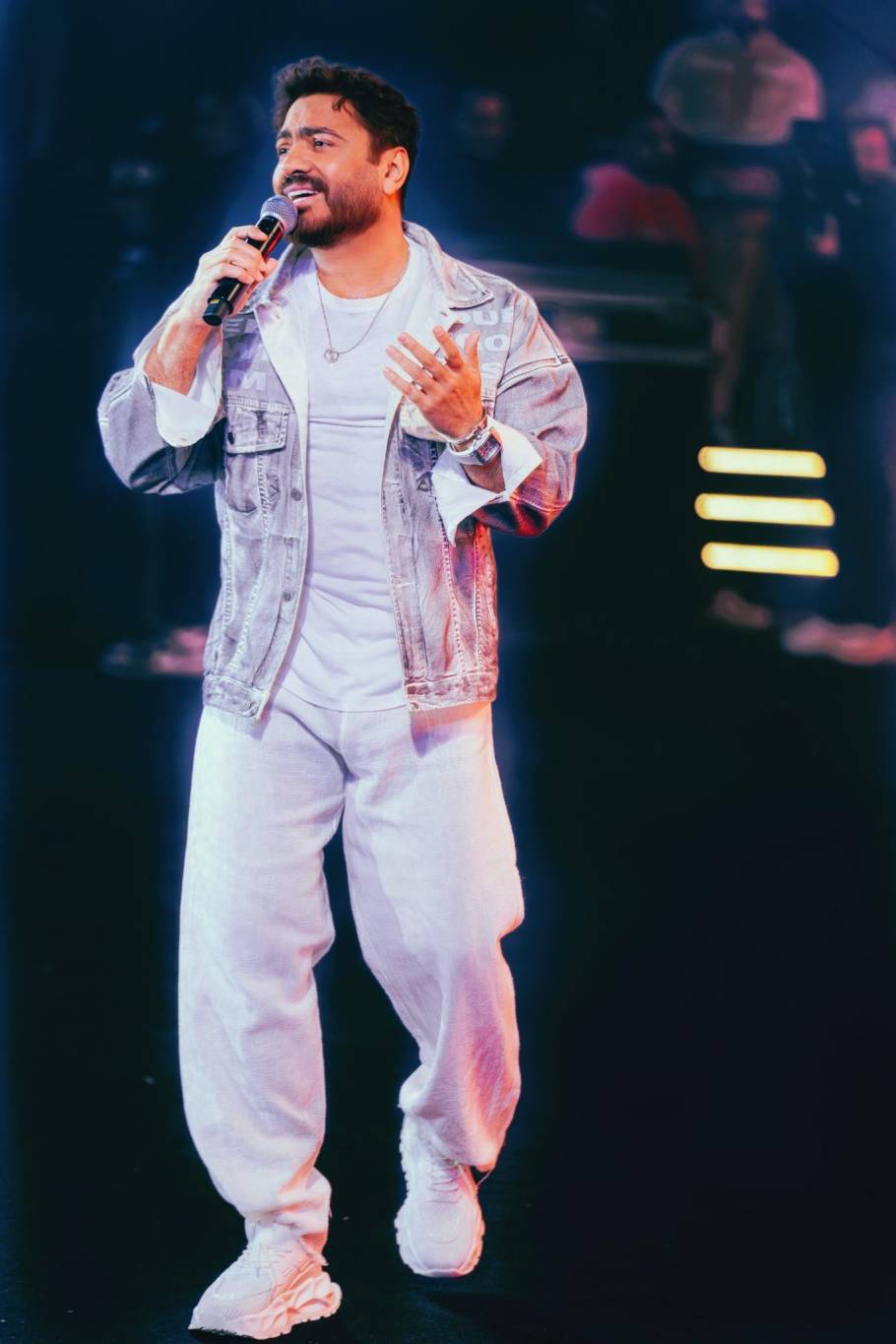 تامر حسني يستذكر ماضيه بحوار مع نفسه (فيديو)