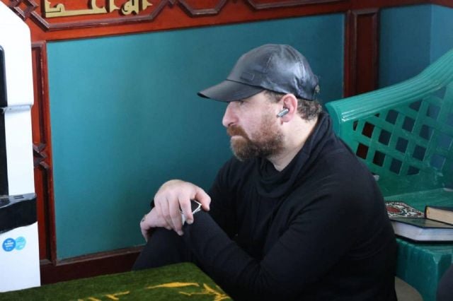 نضال الشافعي في حالة انهيار بجوار نعش زوجته