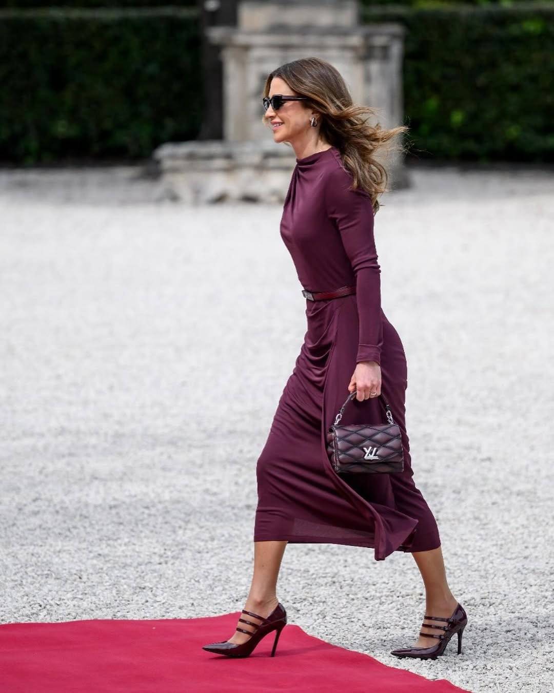 الملكة رانيا تتألق بفستان من اللون البنفسجي الدافئ