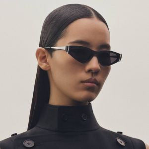 نظّارات T-Bar من McQueen لربيع وصيف 2025: تصميم هندسي جريء