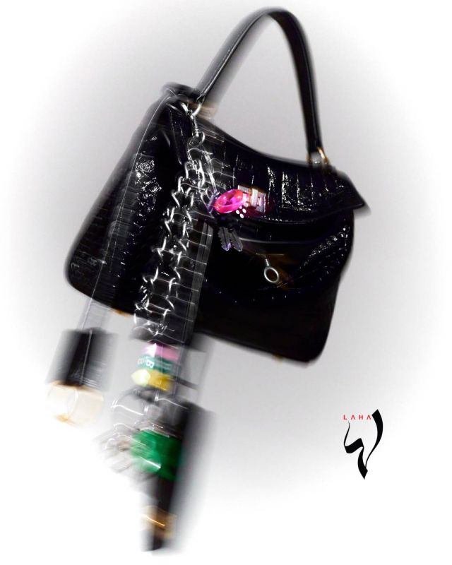 حقيبة Rodeo بحجم «ميني » من جلد التمساح مع ،Aged Gold Hardware وعلّاقة مفاتيح Rodeo من Balenciaga