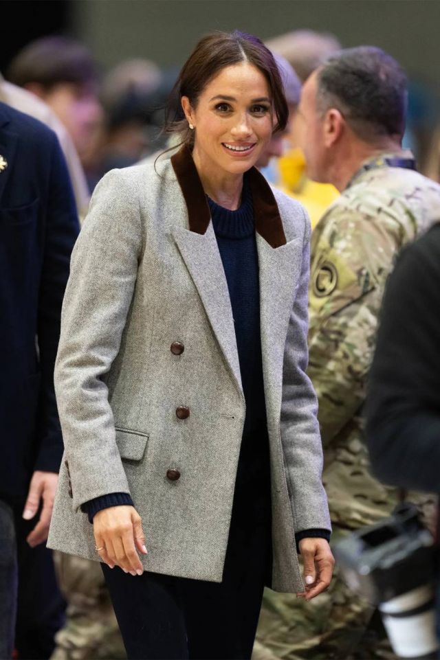 إطلالة ميغان ماركل بالبليزر الكلاسيكي 