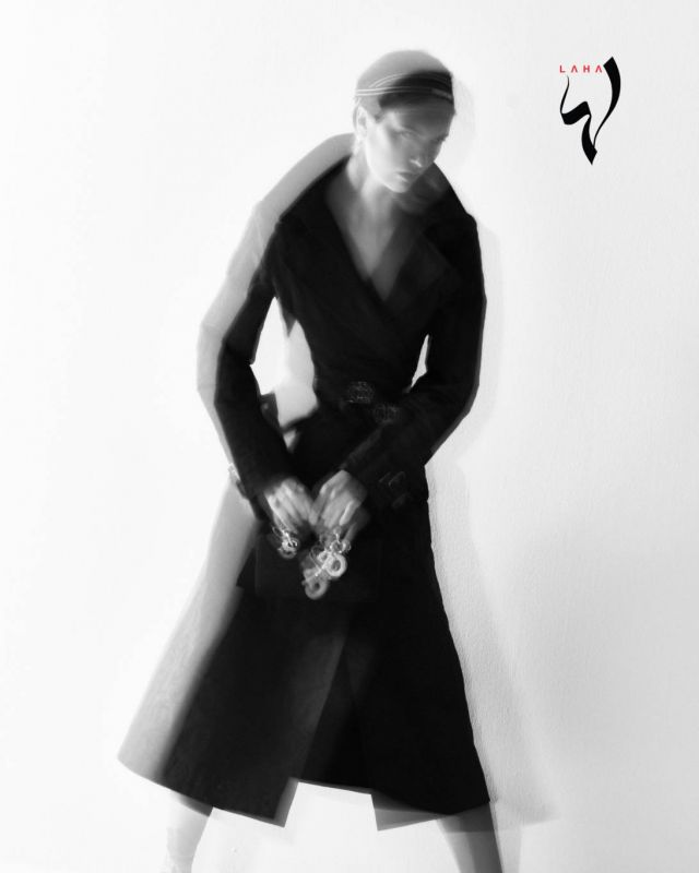 معطف أسود وحقيبة Lady Dior من Dior