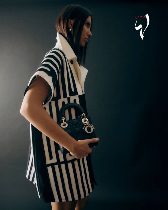 أقراط، معطف باللونين الأبيض والأسود، وحقيبة Lady Dior باللون الأسود من Dior