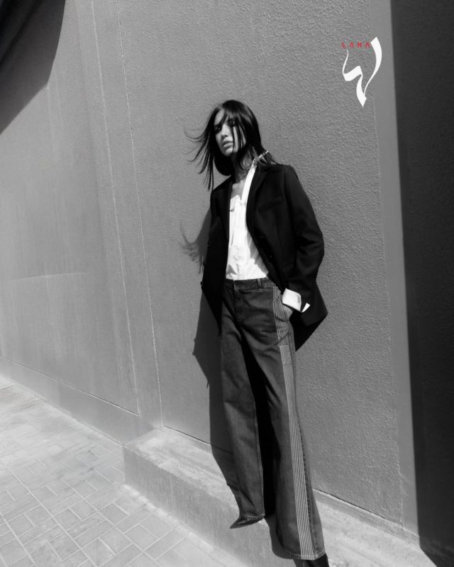 سترة سوداء، قميص أبيض، سروال من الدنيم وحذاء My Dior باللون الأسود من Dior