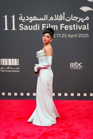 نجمات الفن يتألّقن على السجادة الحمراء في انطلاق "مهرجان أفلام السعودية" 2025