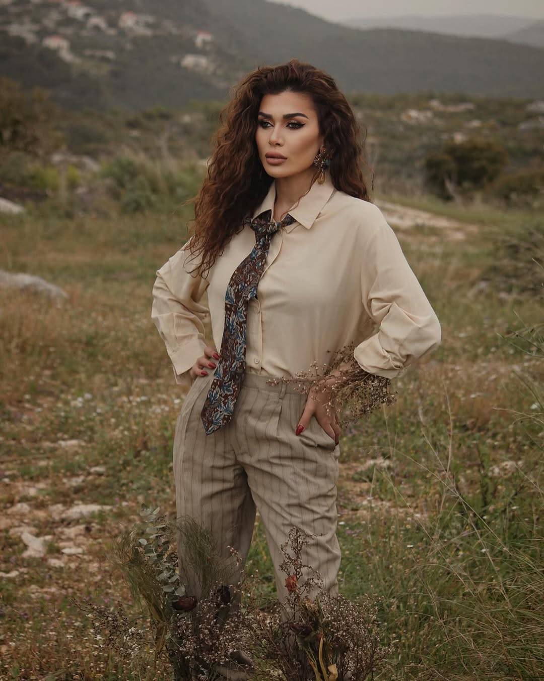 نادين الراسي تثير الجدل بإطلالة غير مألوفة