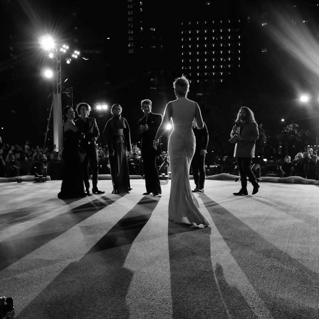 ملثمون يهاجمون سيارة نجمة عالمية.. إليكم التفاصيل