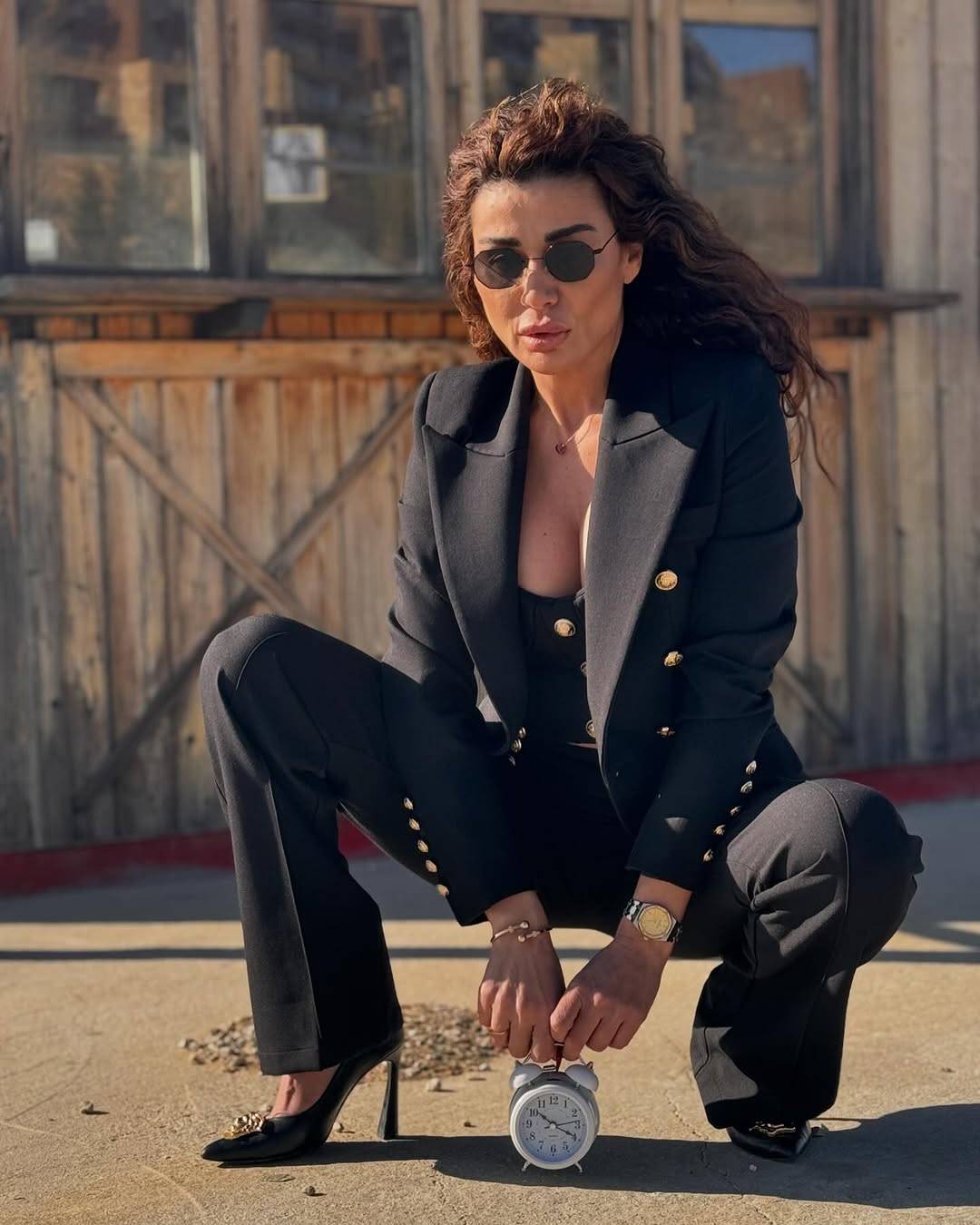 نادين الراسي تسير بفستان 