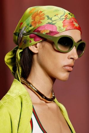Gucci أناقة خالدة في الأوشحة الحريرية