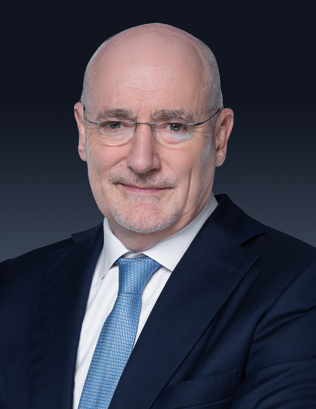 سام بارنيت يتنحّى عن منصبه في MBC وتعيين مايك سنيسبي خَلفاً له