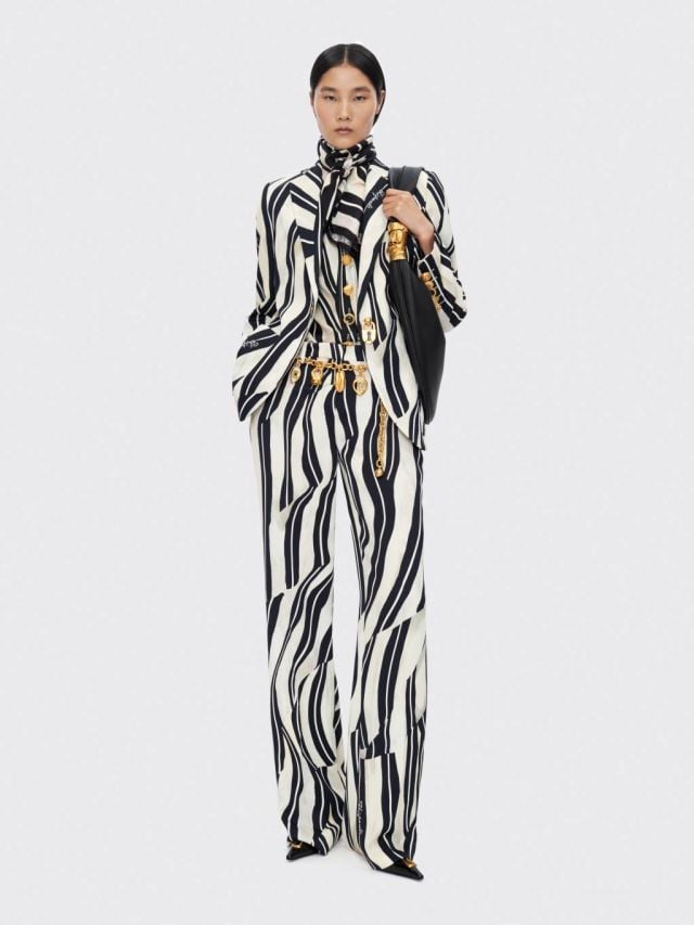 لإطلالة أنيقة من الألف إلى الياء تزيّني بطبعة الـZebra من Schiaparelli