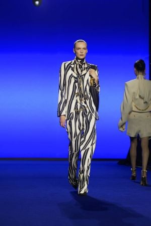 لإطلالة أنيقة من الألف إلى الياء تزيّني بطبعة الـZebra من Schiaparelli