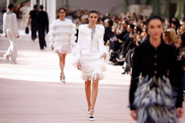 التنانير الميني القصيرة تسيطر على موضة ربيع وصيف 2025