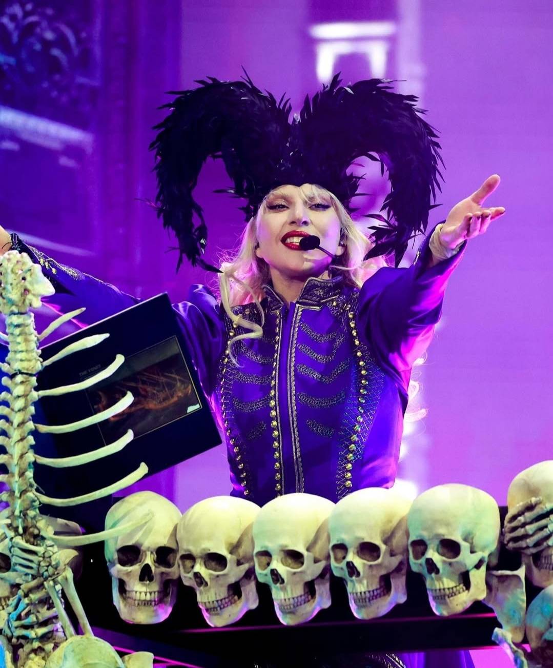 إطلالات غريبة في مهرجان 