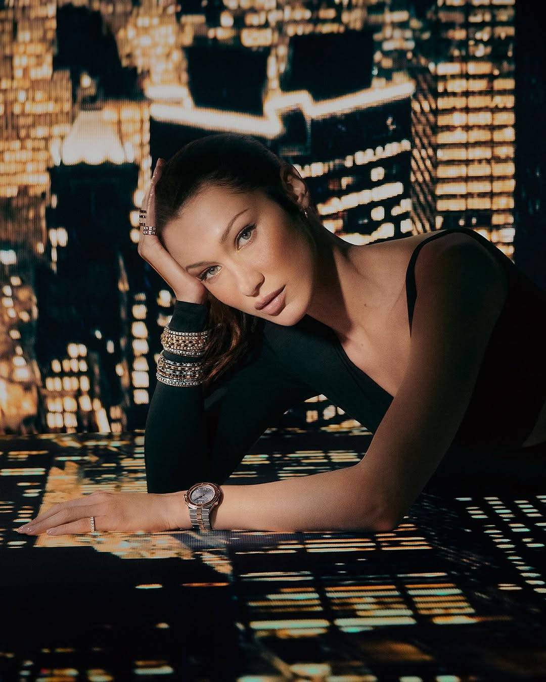 بيلا حديد تُحدث ضجة بردّ فعلها على معجبة في الشارع (فيديو)