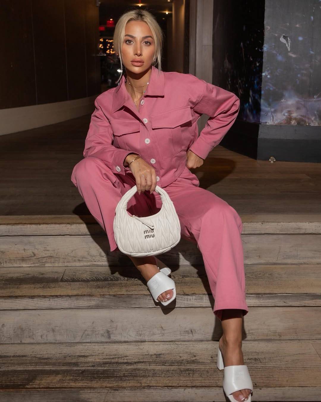 مودل روز واللون الزهري: سرّ عشقٍ لا ينطفئ