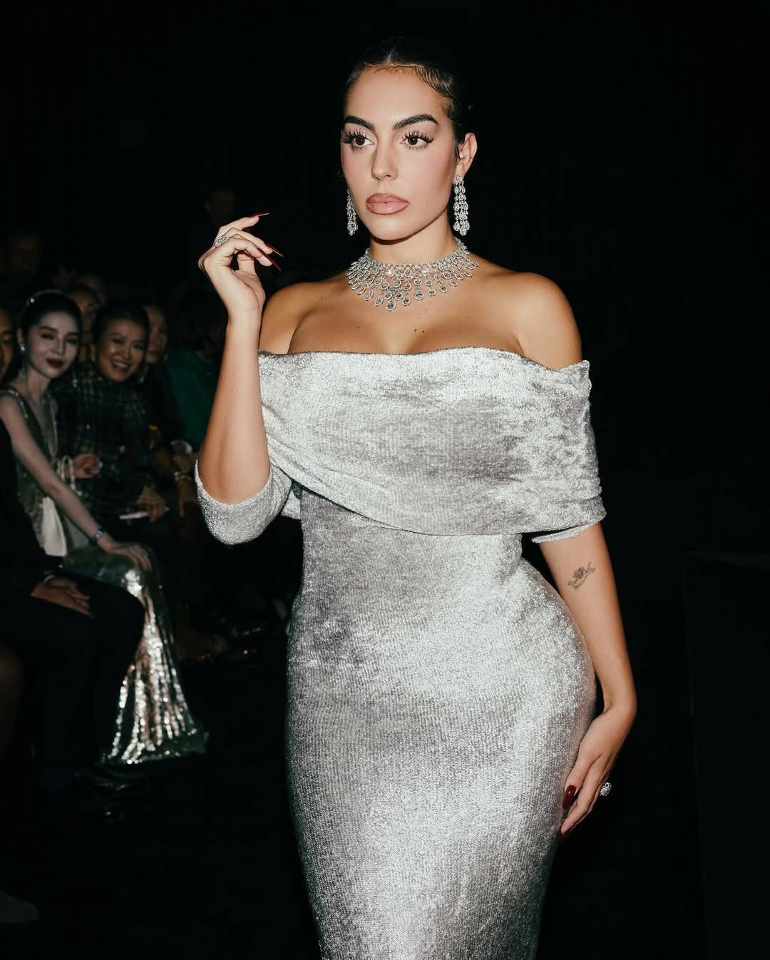 فساتين جورجينا رودريغيز: صيحات متنوعة وقصات ضيقة