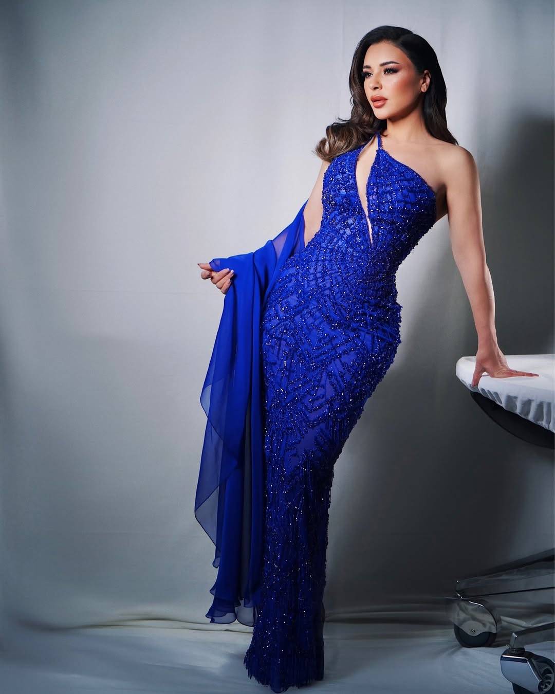 الفساتين البراقة تسيطر على إطلالات النجمات العربيات