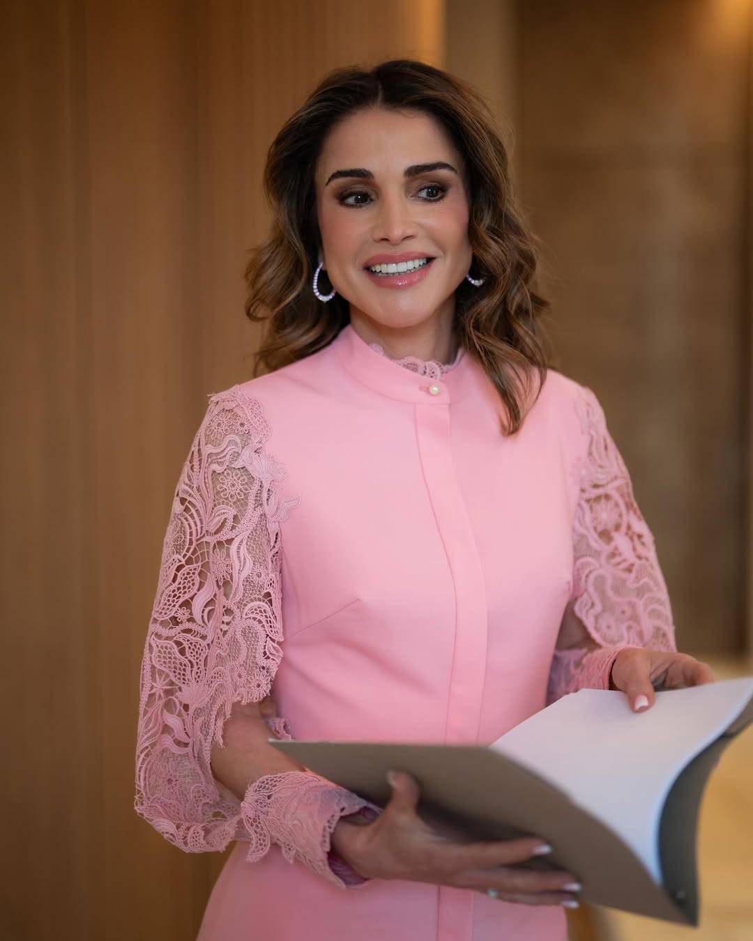 إطلالات ربيعية بألوان حيوية مستوحاة من الملكة رانيا إطلالات ربيعية بألوان حيوية مستوحاة من الملكة رانيا