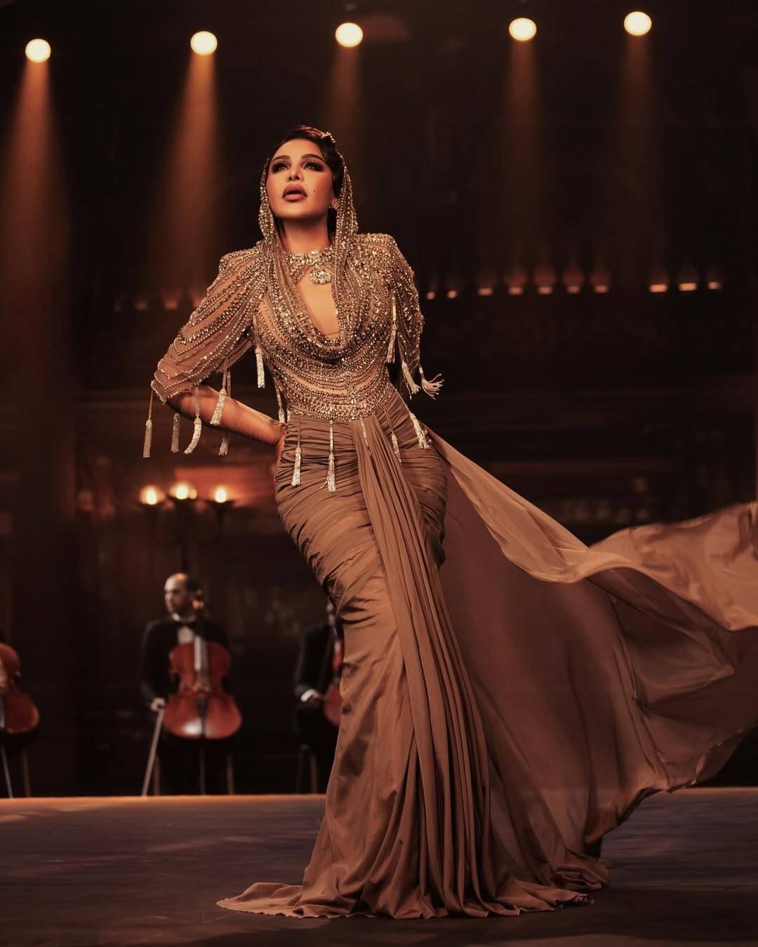 أحلام بإطلالة فريدة... فستان الهودي الذهبي يخطف الأنظار