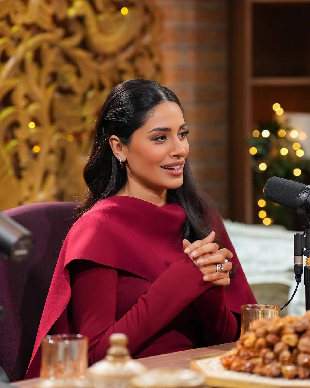 إلهام علي تختار الفستان البوردو بأسلوب كلاسيكي ومكياج أسمر ناعم