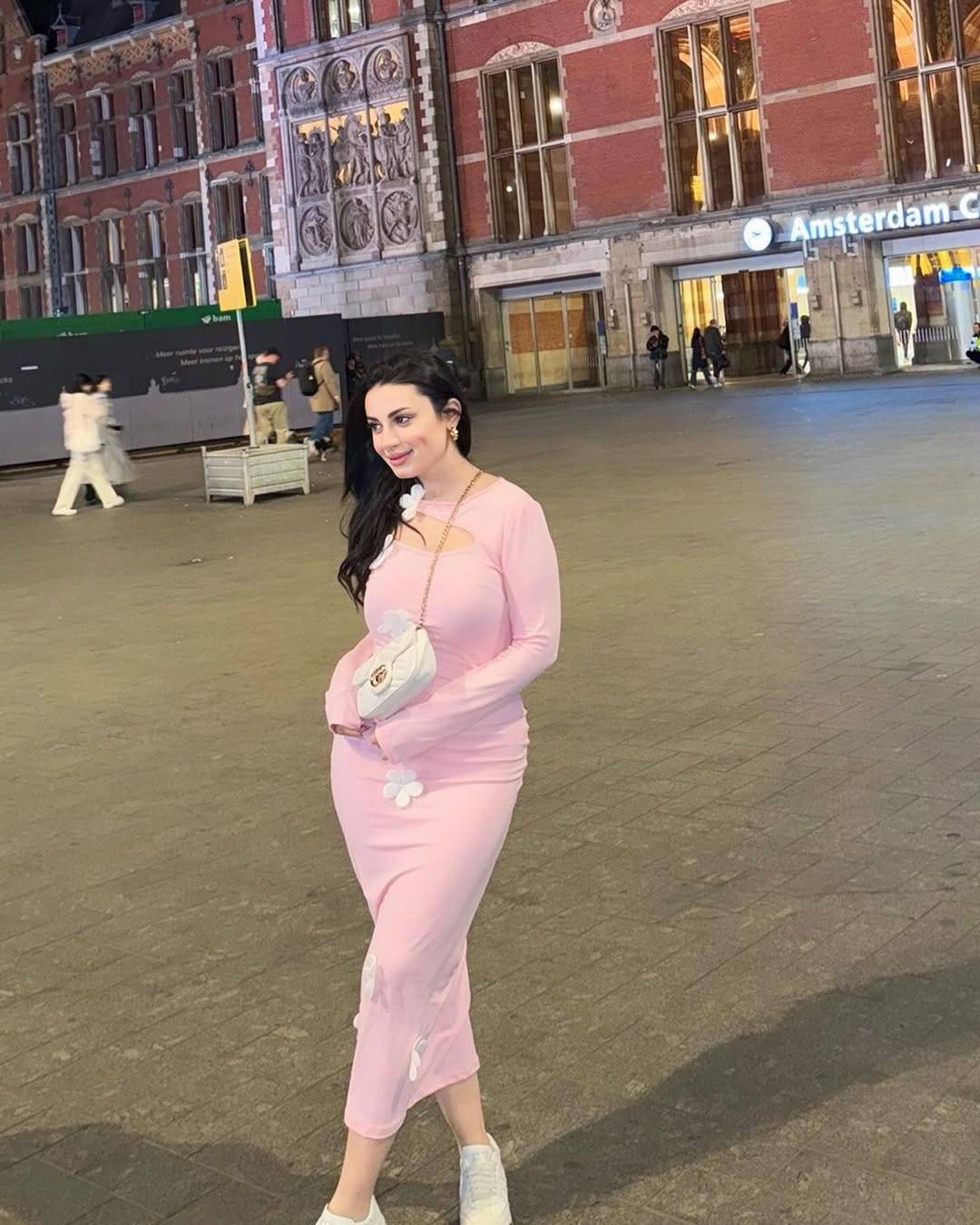 سارة عوادين بالفساتين الباستيلية سارة عوادين بالفساتين الباستيلية