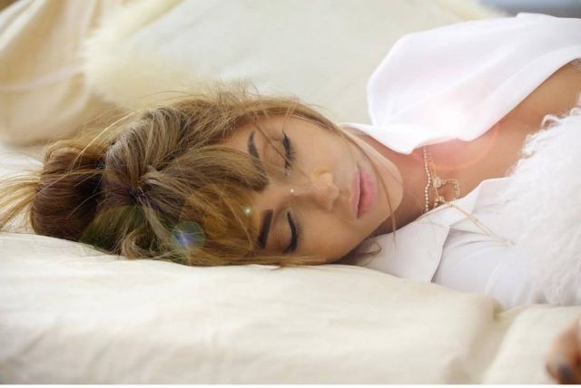 ميريام فارس بالقميص الأبيض القصير