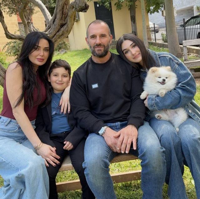 سيرين عبد النور: البوردو والجينز بإطلالة يومية أنيقة