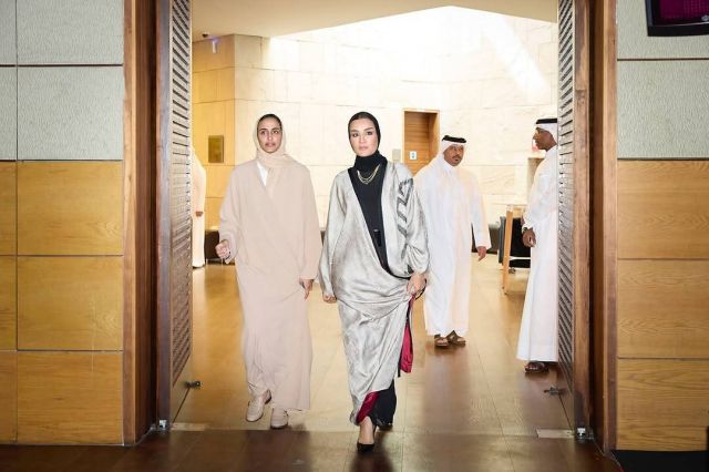 الشيخة موزا تتألق بإطلالة أنيقة بعباءة بلون السيلفر 