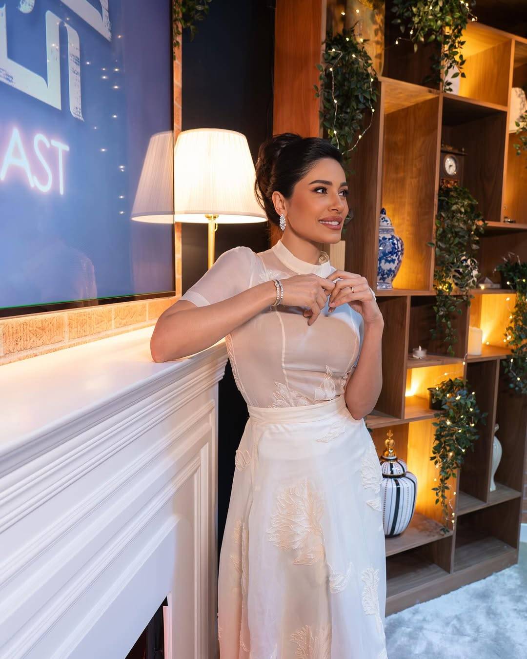 إلهام علي تتألق بالأبيض بإطلالة أنثوية ناعمة مخرّمة بالورود