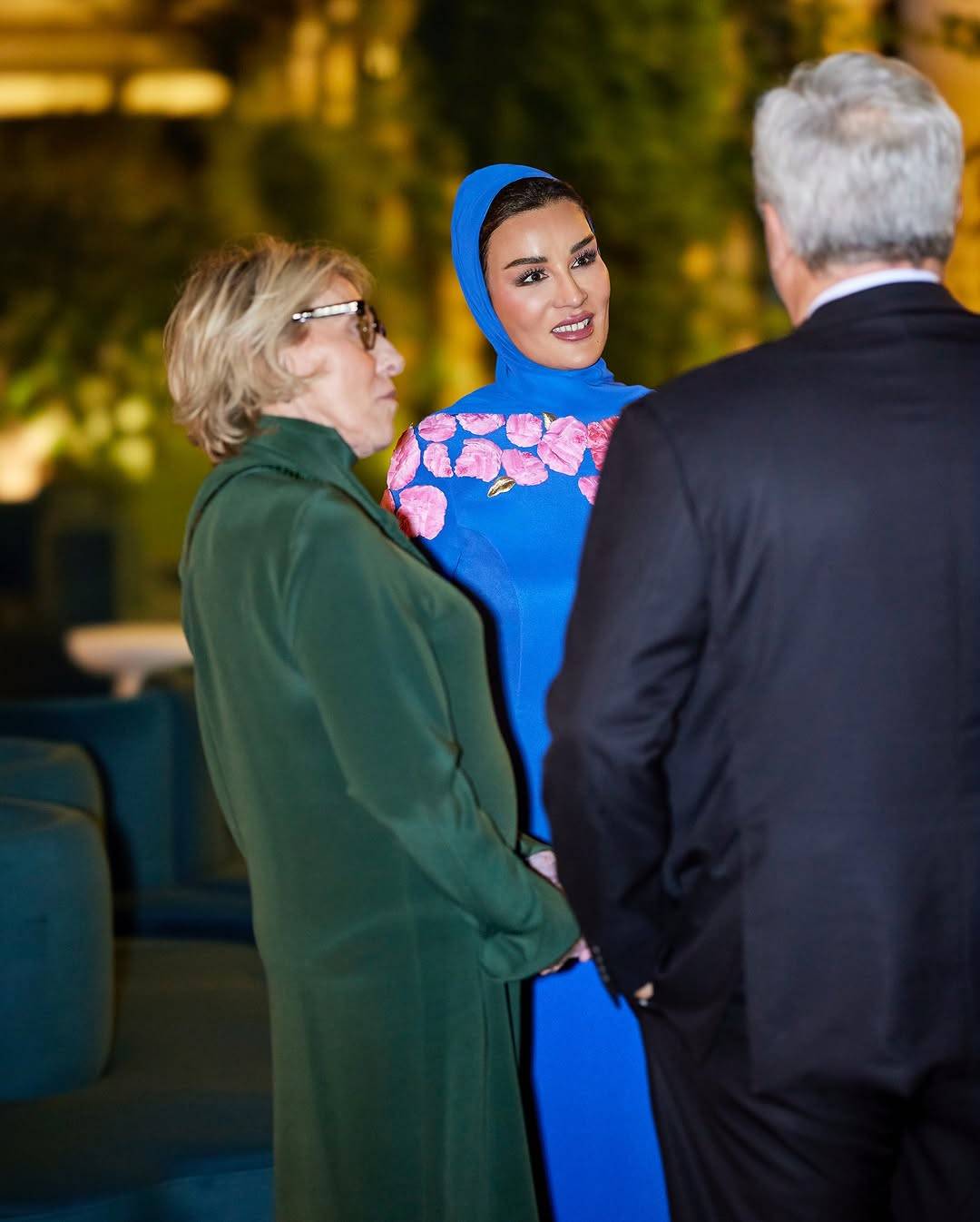 الشيخة موزا بفستان من الشيخة موزا بفستان من