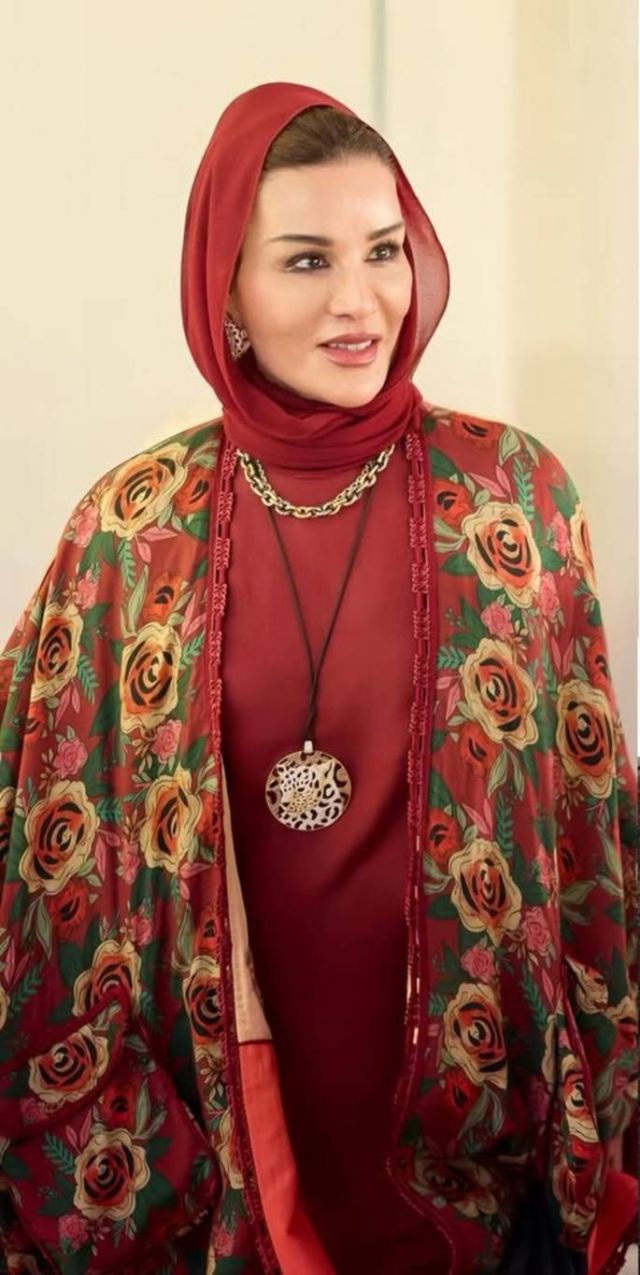 الشيخة موزا بعباءة من تصميمها 