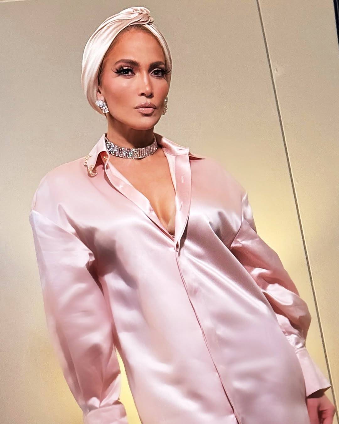 جينيفر لوبيز بإطلالة شرقية أنيقة بفستان ساتان وتوربان