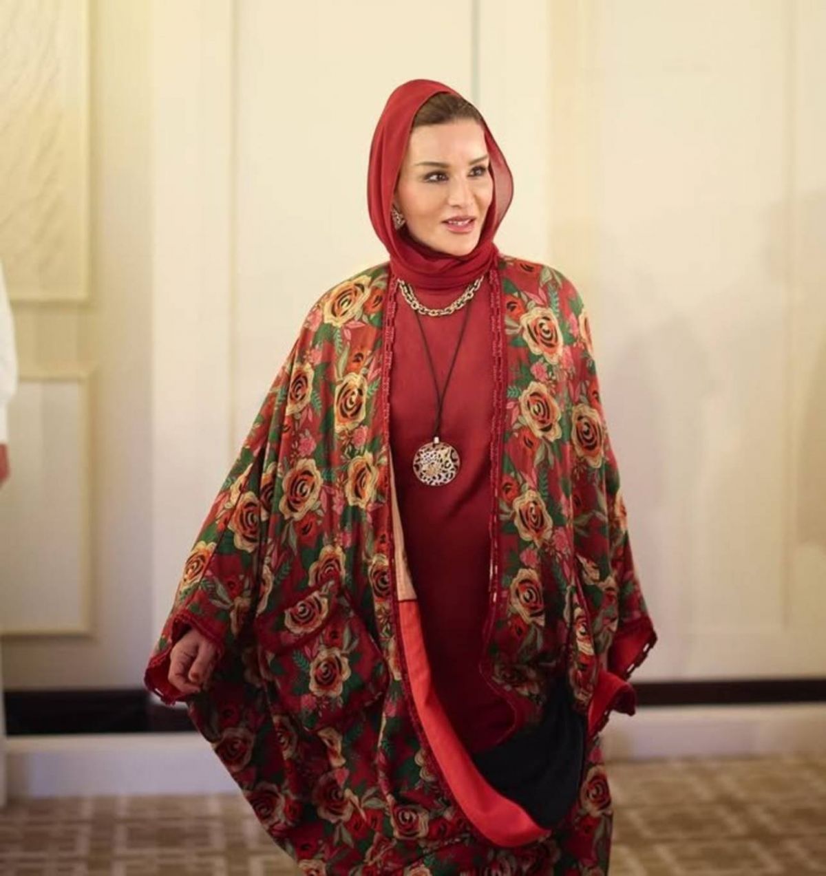الشيخة موزا بعباءة من تصميمها الخاص بأسلوب وردي في قمة 