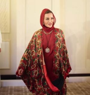الشيخة موزا بعباءة من تصميمها الخاص بأسلوب وردي في قمة 