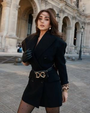 هنا الزاهد في باريس: إطلالة سوداء قصيرة من Dolce & Gabbana