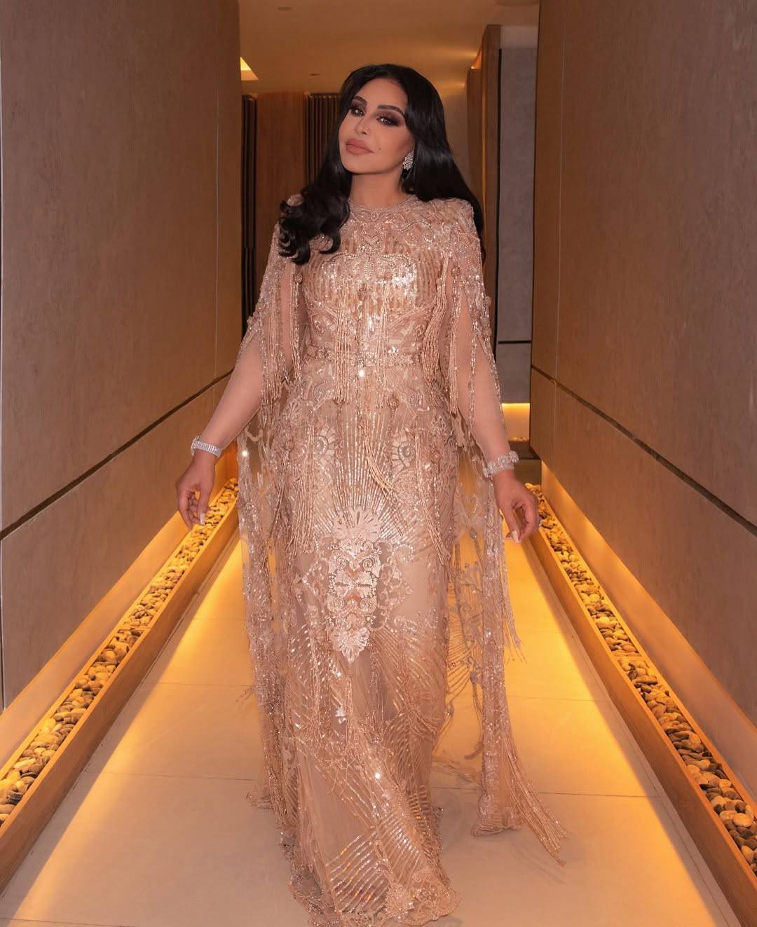 إطلالة فاخرة لأحلام بالذهبي والمكياج الدخاني