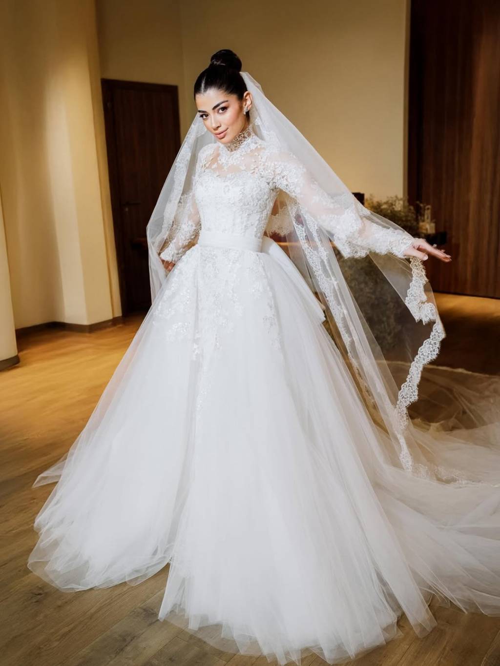 ليلى أحمد زاهر تستعرض تفاصيل فستان زفافها المميّز