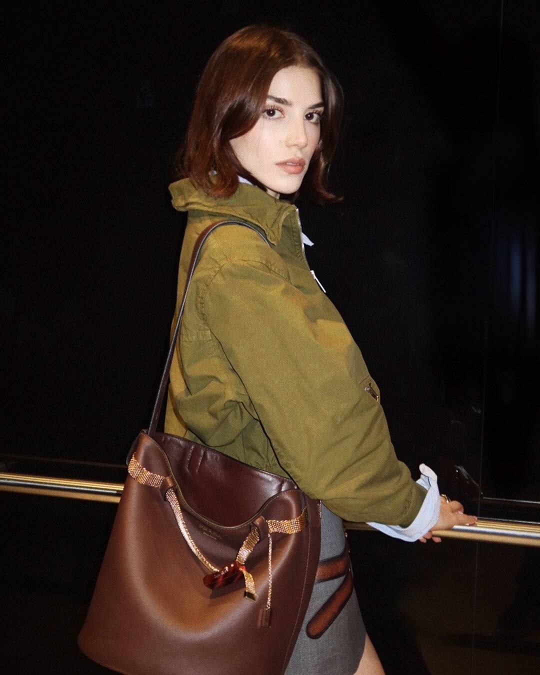 حقيبة Prada Buckle ثنائية التصميم والفخامة