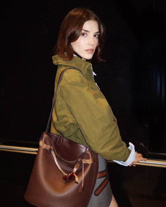 حقيبة Prada Buckle ثنائية التصميم والفخامة
