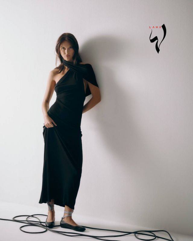 فستان باللون الأسود، وحذاء D-Journey أسود من Dior