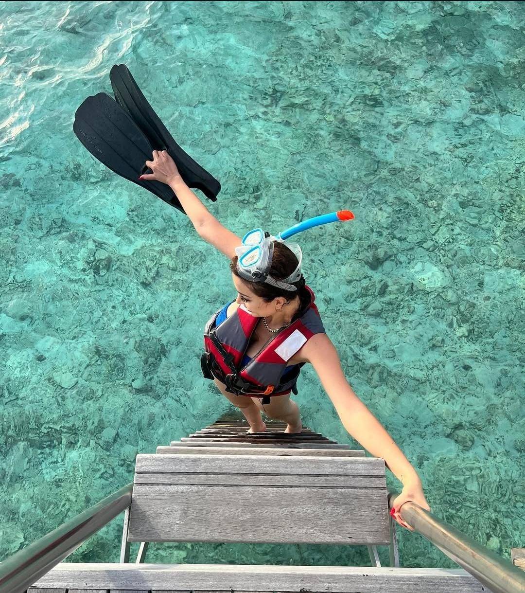 نسرين طافش تمارس الغطس في شهر العسل... هل كشفت عن وجه زوجها؟ (فيديو)