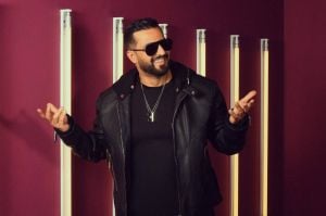 طارق حداد يهدي ابنته "بعرسك يا بنتي"