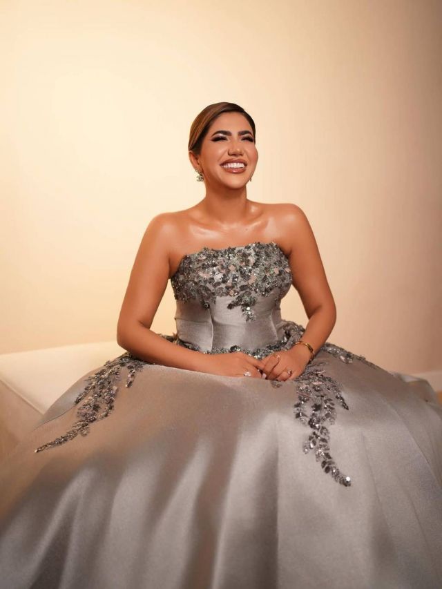 نور ستارز بفستان مطرّز بالورود 