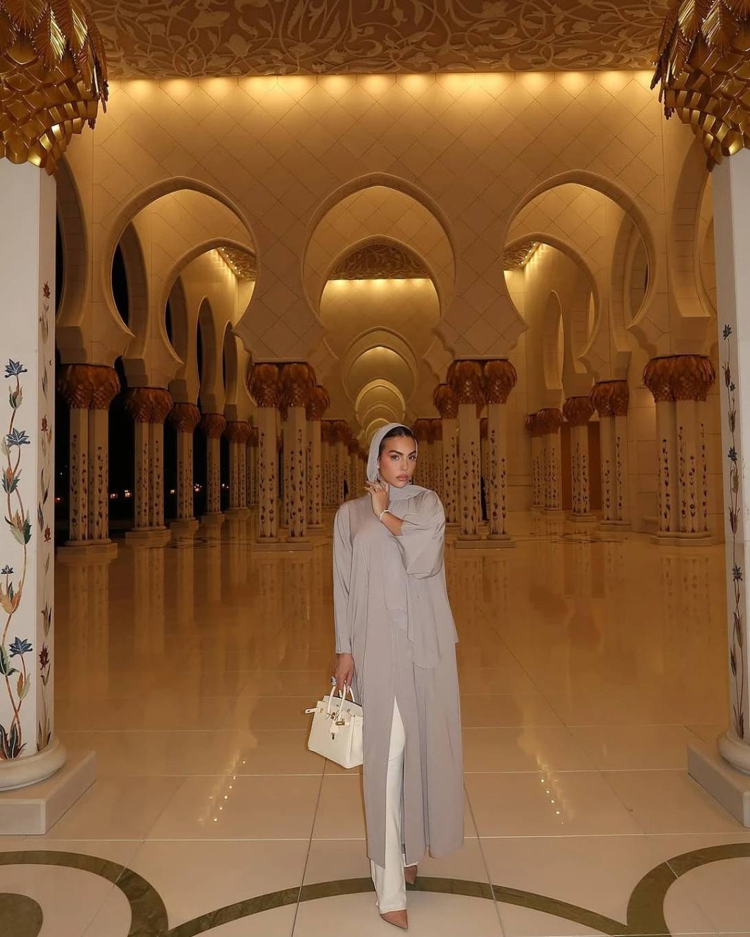 جورجينا رودريغز تخطف الأنظار بالحجاب والعباءة في مسجد الشيخ زايد