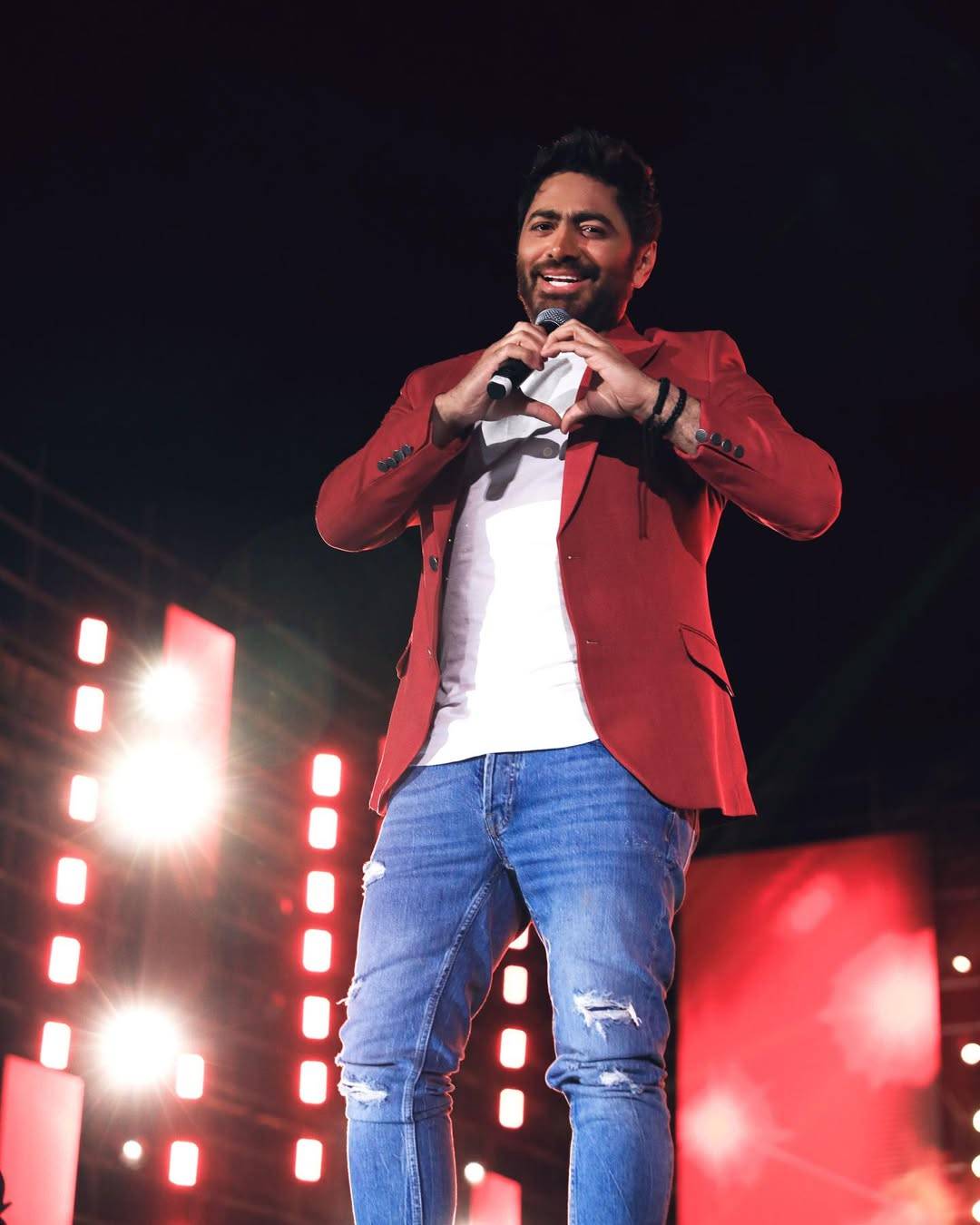 تامر حسني يوضح سبب غيابه عن زفاف ليلى وأحمد زاهر يردّ