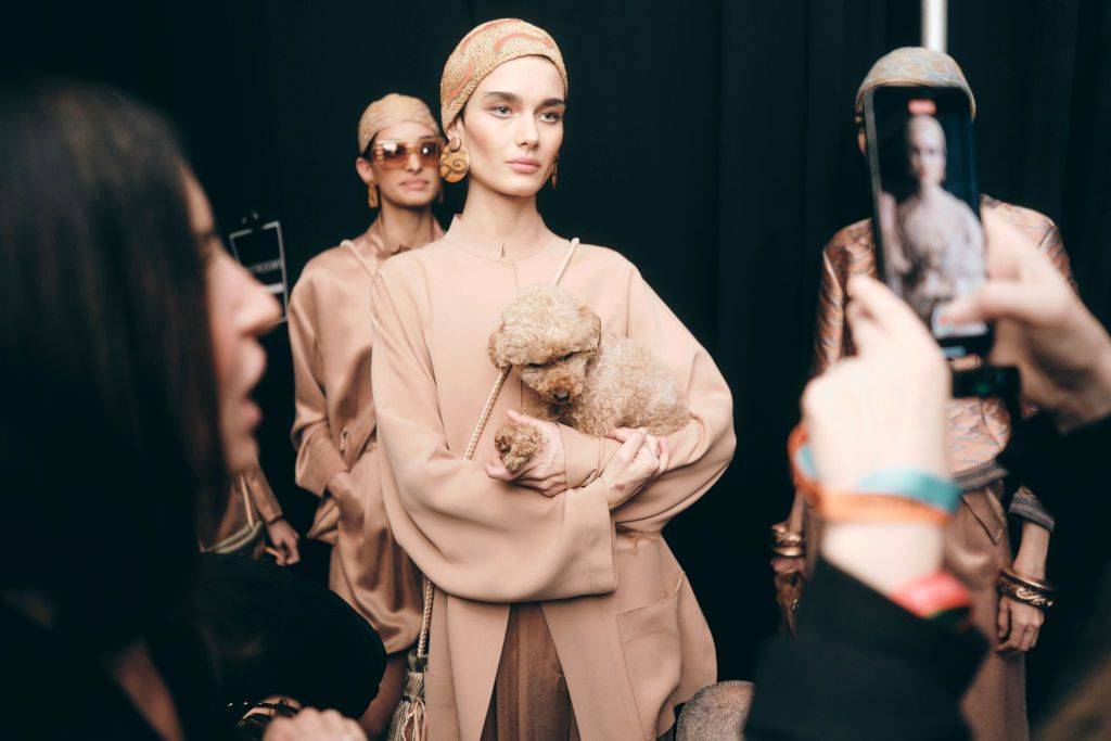 خلف كواليس عرض جيورجيو أرماني ربيع 2025 Giorgio Armani خلف كواليس عرض جيورجيو أرماني ربيع 2025 Giorgio Armani